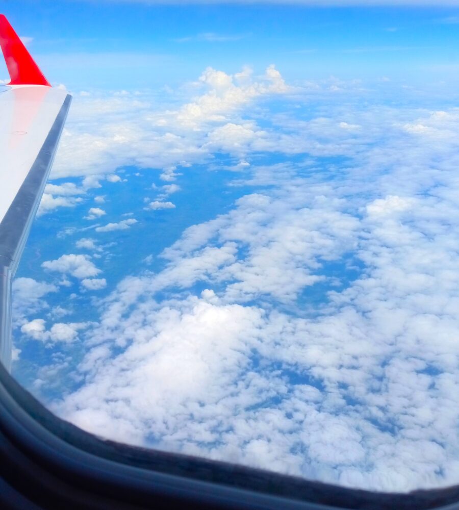 Ala de avión y nubes