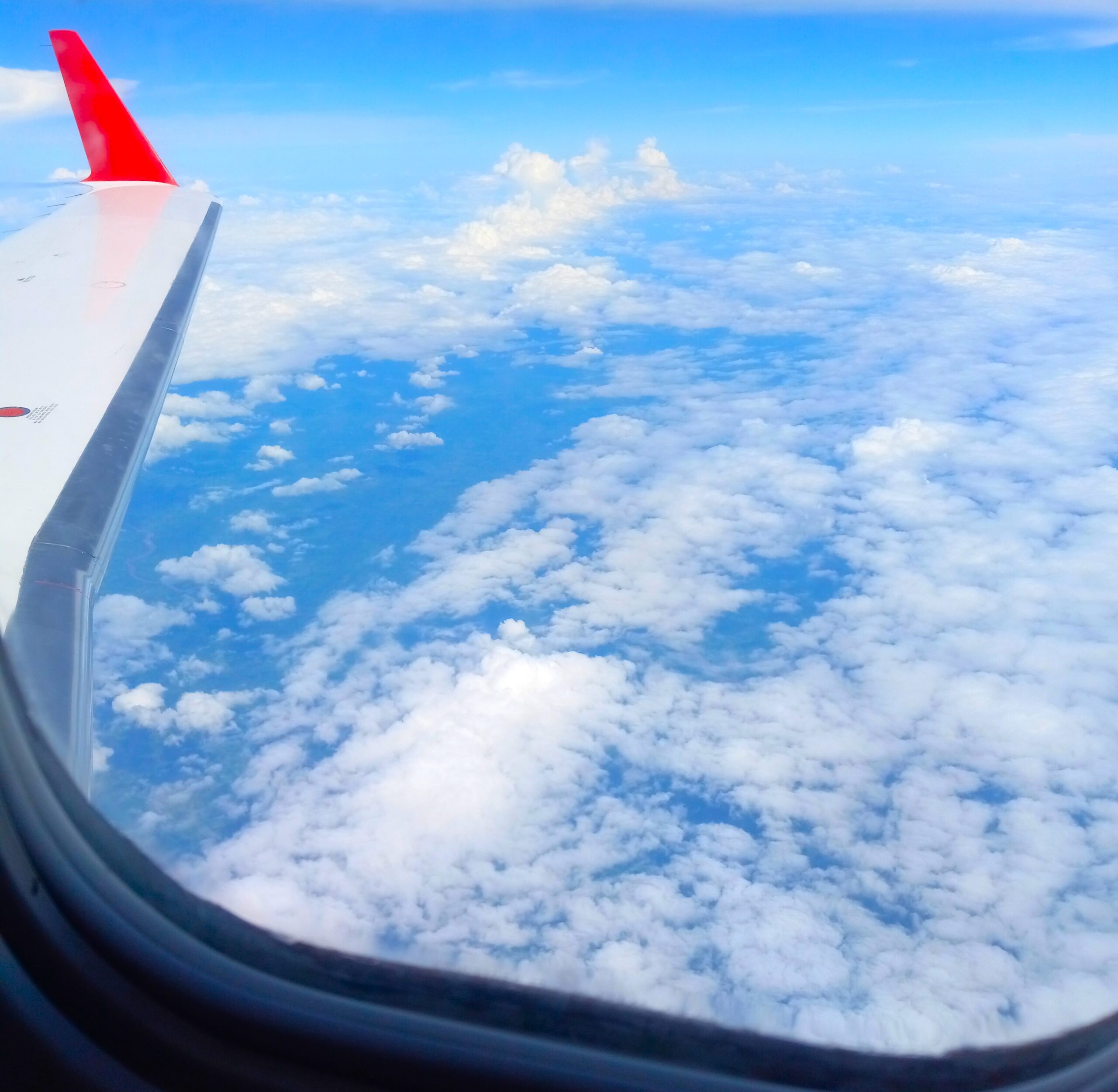 Ala de avión y nubes